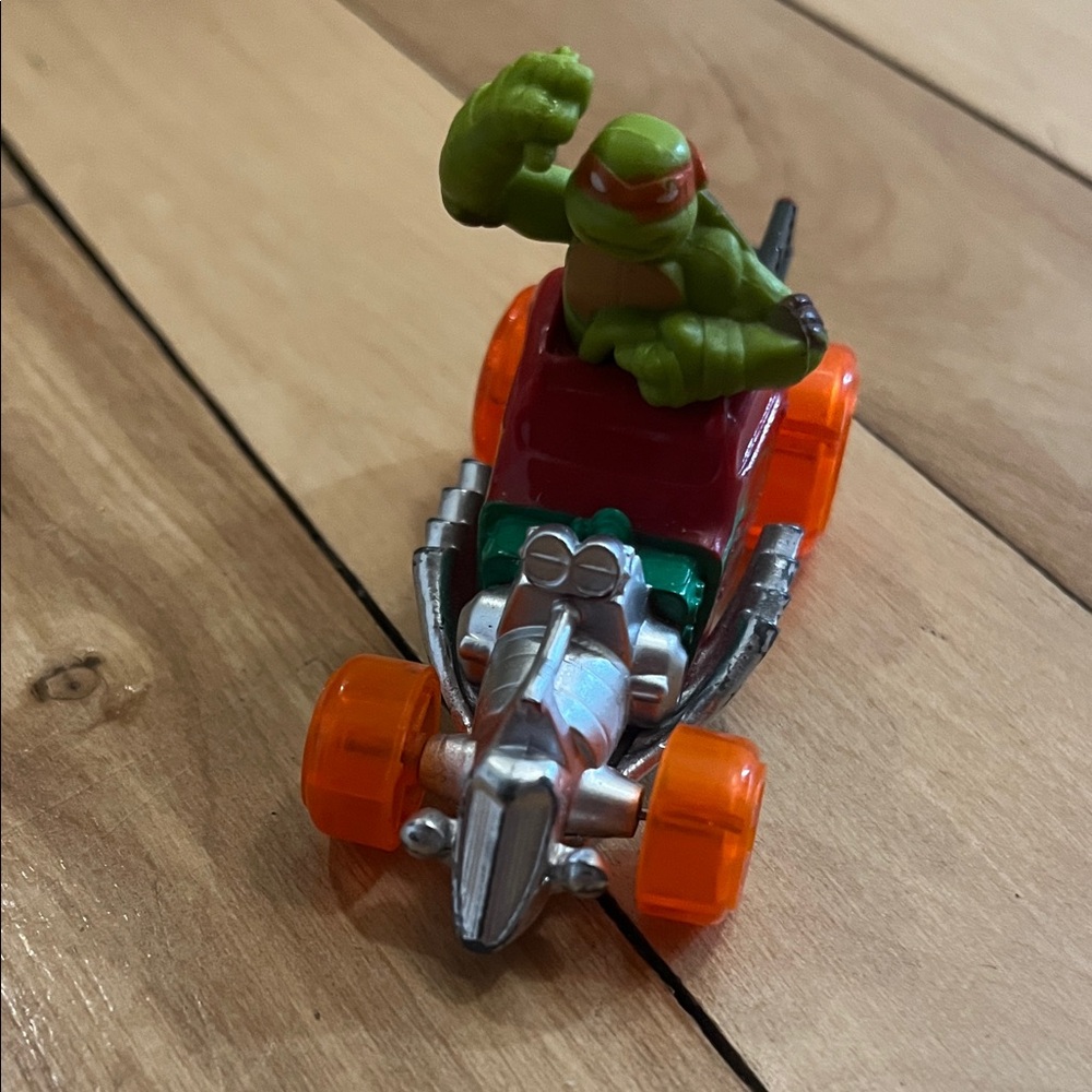 Teenage Mutant Ninja Turtles Michelangelo Toy Car with Orange Wheels